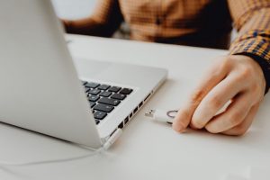 Read more about the article How to Create a Verified Bootable Linux USB: A Security-Focused Guide