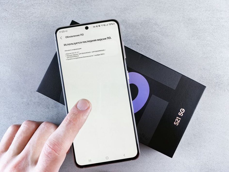 A smartphone displaying a software update notification