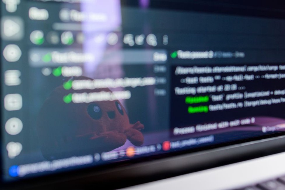 qBittorrent window displaying download progress, seeds count, and ETA