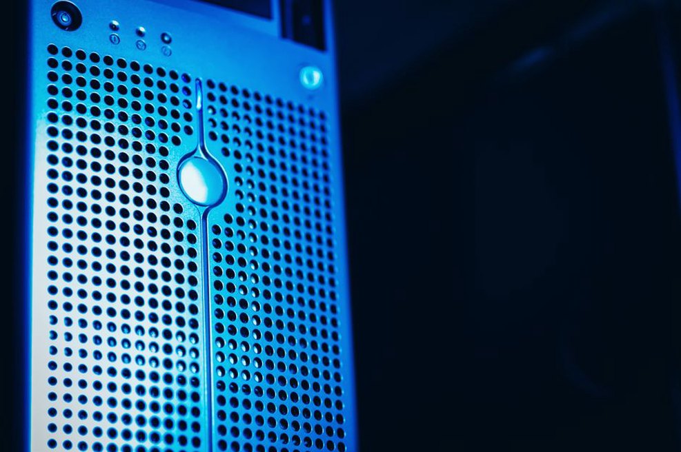 Server protected by a clearly defined network policy