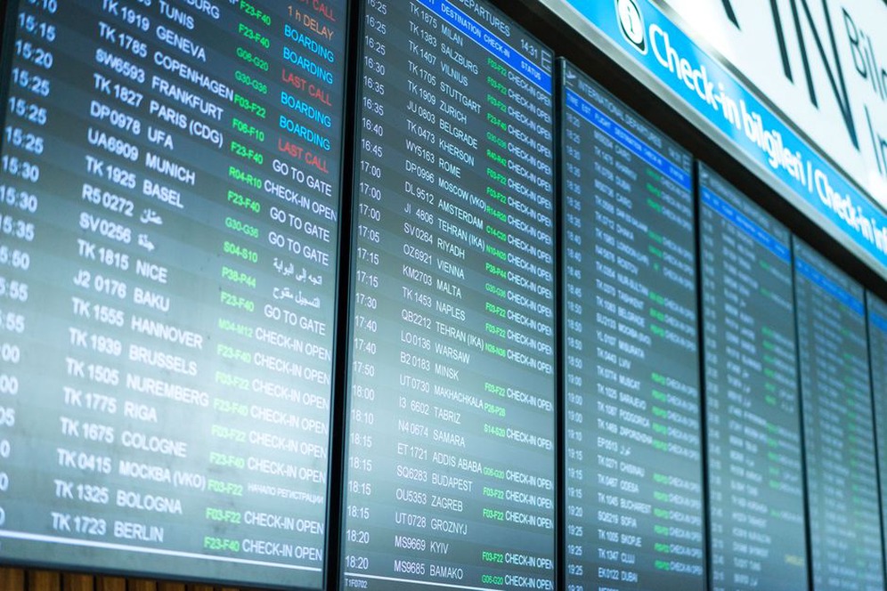 Terminal displays the running Linux kernel release