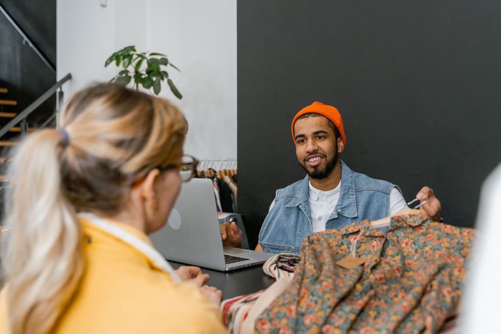 Read more about the article How to Collect and Publish Customer Reviews for a Tech Business